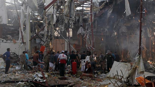 A picture taken on October 8, 2016 shows Yemenis and rescue teams gather at the site of a Saudi airstrike in the capital Sana’a. (Photo by AFP)