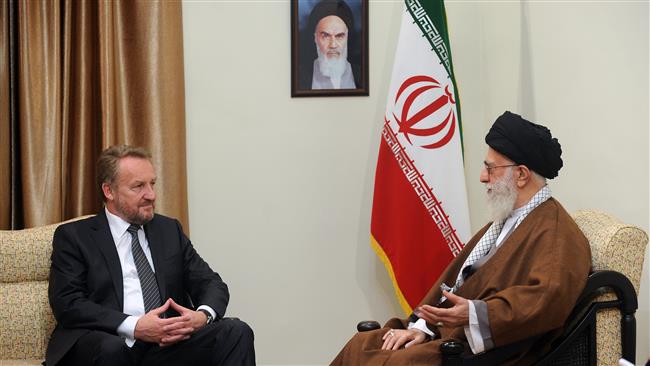 Leader of the Islamic Revolution Ayatollah Seyyed Ali Khamenei (L) and the chairman of the Presidency of Bosnia and Herzegovina, Bakir Izetbegovic, meet in Tehran on October 25, 2016. (Photo by leader.ir)