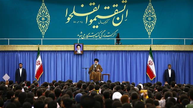 Leader of the Islamic Revolution Ayatollah Seyyed Ali Khamenei receives a group of Iranian students on November 2, 2016. (Khamenei.ir)