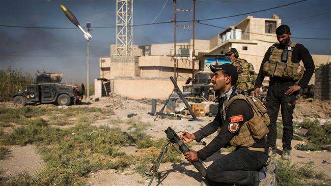 Soldiers from the Iraqi Special Forces 2nd division fire a mortar toward a position of Daesh militants on November 11, 2016 in Samah neighborhood of eastern Mosul. (Photo by AFP)