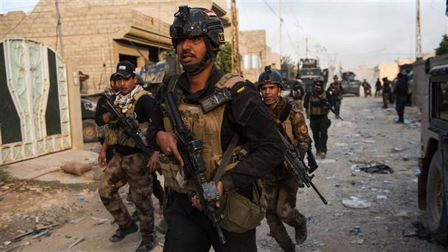 Soldiers from the Iraqi Special Forces 2nd division run to take up positions as forces engage Daesh terrorists pushing through the Samah area and into Arabjiyah neighborhood of eastern Mosul on November 11, 2016. (Photo by AFP)