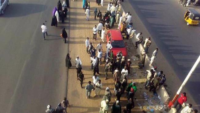 Nigerian soldiers block the road as Shia Muslims are converging on the northern city of Kano on November 14, 2016 ahead of the mourning rituals of Arba’een. (Photo by IHRC website)
