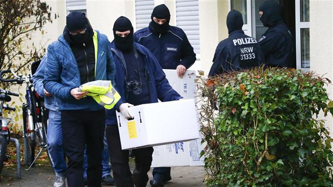 Special forces members leave a house in Bonn on November 15, 2016 after police launched 200 raids on mosques, apartments and offices in ten German states. (Photo by Reuters)