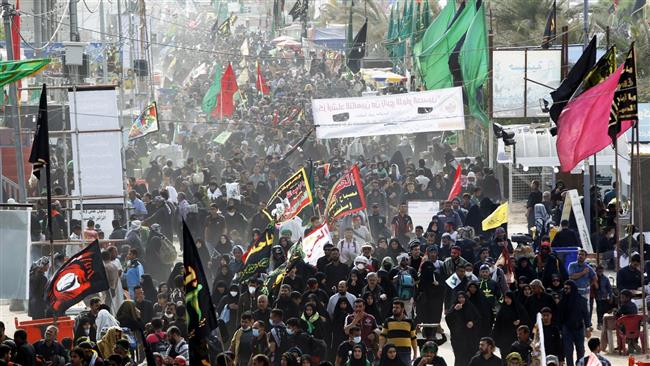 Pilgrims march from Baghdad to the Iraqi holy city of Karbala for the Arba’een ritual, November 16, 2016. (Photo by IRNA)