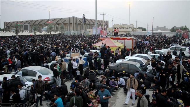 Iranian pilgrims at the Mehran border crossing where they are awaiting permit to enter Iraq (Photo by IRNA)
