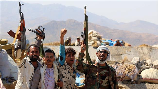 Yemeni tribesmen supporting forces loyal to former President Abd Rabbuh Mansur Hadi flash their arms in Ta’izz, November 21, 2016. (Photo by AFP)