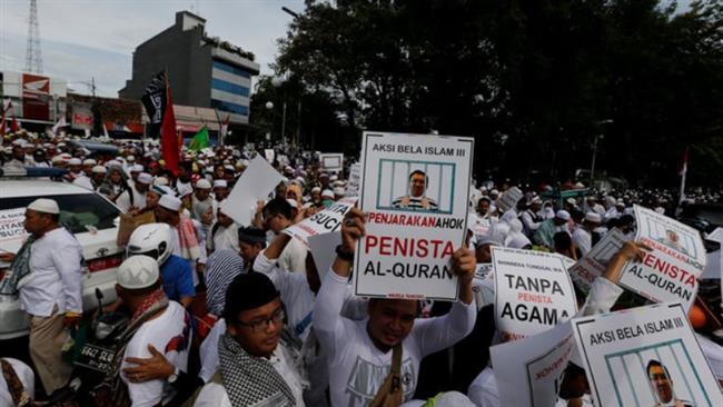 Protesters hold up posters calling for the arrest of Jakarta’s Governor Basuki Tjahaja Purnama, December 2, 2016. (Photo by Reuters)