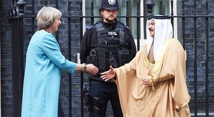 British Prime Minister Theresa May (L) greets King of Bahrain, Hamad bin Isa Al Khalifa outside 10 Downing Street in London on October 26, 2016. (Photo by AFP)