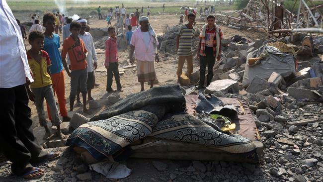 Yemenis inspect the damage in an area near the communications tower hit by Saudi airstrikes, in the port city of Hudaydah, on November 27, 2016. (Photo by AFP)