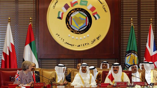 British Prime Minister Theresa May (L) attends a [Persian] Gulf Cooperation Council summit in Manama, Bahrain, on December 7, 2016. (Photo by AFP)
