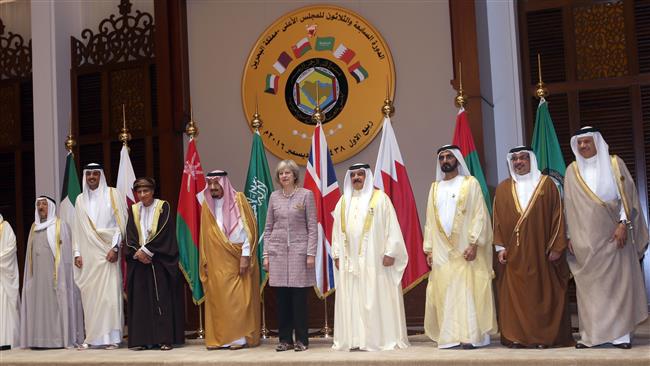 British Prime Minister Theresa May (C) poses with Persian Gulf Cooperation Council leaders for a group picture on December 7, 2016. (Photo by AFP)