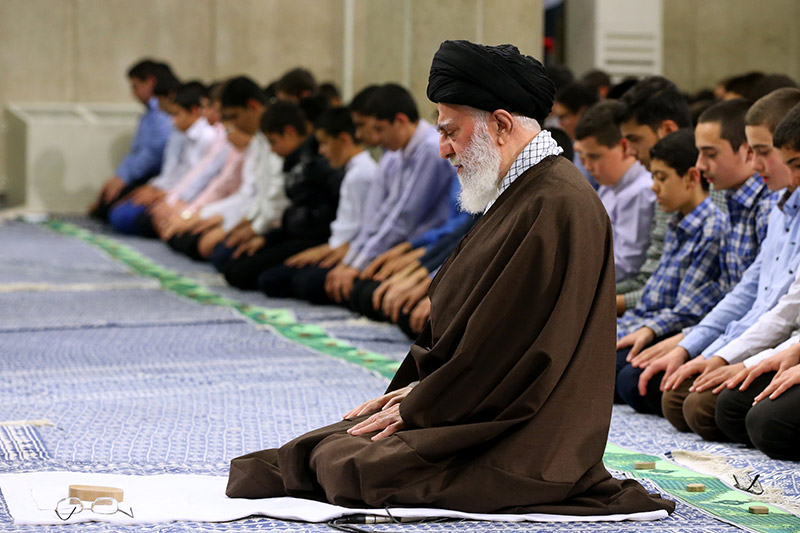 تکالیف شرعیہ کے سن تک رسائی کا جشن میں رہبر انقلاب اسلامی