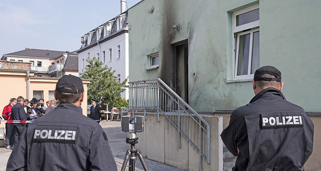 Policemen stand in front of the entrance of the Fatih Camii mosque in Dresden, eastern Germany on 27 September 2016. (AP Photo)