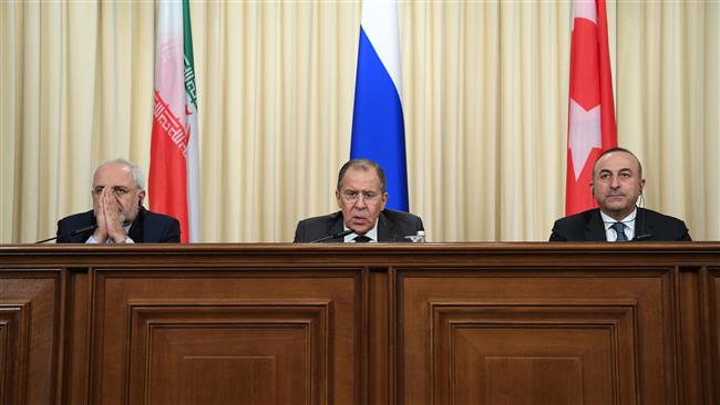 Iranian Foreign Minister Mohammad Javad Zarif (L) and his Russian and Turkish counterparts Sergei Lavrov (C) and Mevlut Cavusoglu attend a news conference in Moscow on December 20, 2016. (Photo by AFP)