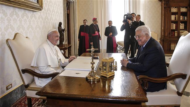 Pope Francis (L) talks with Palestinian President Mahmoud Abbas during a meeting at the Vatican January 14, 2017. (Photos by Reuters)