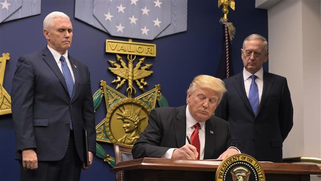 US President Donald Trump signs an executive order alongside US Defense Secretary James Mattis (right) and US Vice President Muike Pence (left) on January 27, 2016 at the Pentagon in Washington, DC. (Photo by AFP)