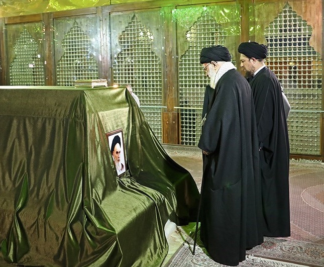 قائد الثورة الاسلامية آية الله العظمى الامام السيد علي الخامنئي