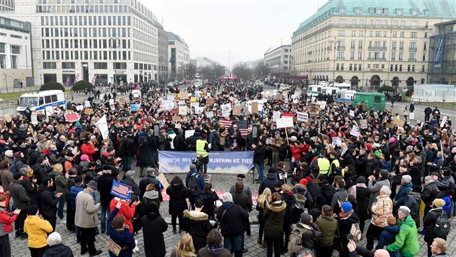 People protest against the travel ban imposed by US President Trump, in Berlin, February 4, 2017. (Photo by AFP)