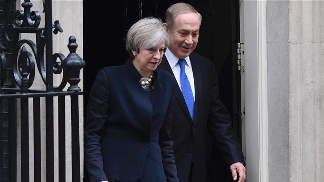 British Prime Minister Theresa May (L) and Israeli Prime Minister Benjamin Netanyahu (R) come out together onto the step of 10 Downing Street to pose for photographers after Netanyahu arrived for a meeting in central London, February 6, 2017.