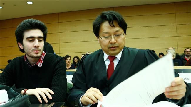 Syrian refugee Anas Modamani (L) accompanied by his lawyer Chan-jo Jun attends a court session against Facebook over a selfie with Merkel at the district court in Wuerzburg, Germany February 6, 2017. (Photo by Reuters)