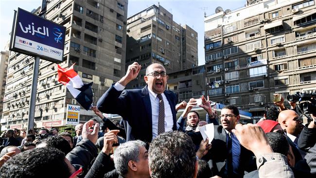 Egyptian lawyer and former presidential candidate Khaled Ali (C) celebrates amid street crowds after the Supreme Administrative Court upheld on January 16, 2017 a ruling voiding a government agreement to hand over two Red Sea islands to Saudi Arabia. (Photo by AFP)