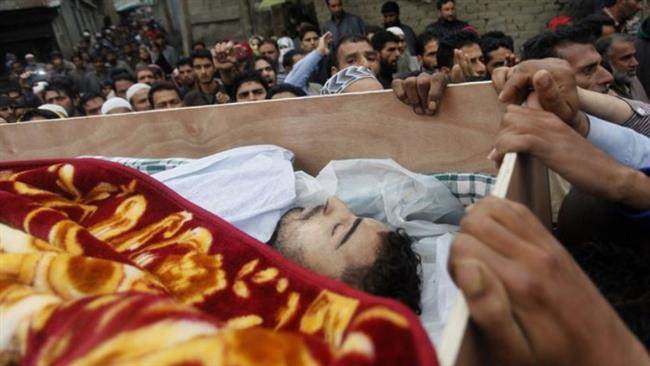 Kashmiri villagers carry the body of a Muslim driver attacked by far-right extremists angered by rumors of cow slaughter, in Kashmir, October 2015. (Photo by AFP)