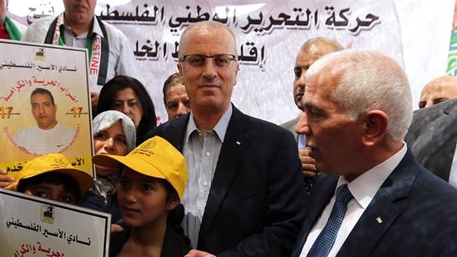 Palestinian Prime Minister Rami Hamdallah (C) visits a sit-in protest held in support of hunger striking Palestinian prisoners on April 29, 2017 in the West Bank city of al-Khalil (Hebron). (Photos by Maan News Agency)