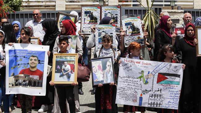 Families of Palestinian prisoners demonstrate in front of EU offices in East Jerusalem al-Quds on April 27, 2017 after hundreds of the detainees launched a mass hunger strike earlier. (Photo by AFP)