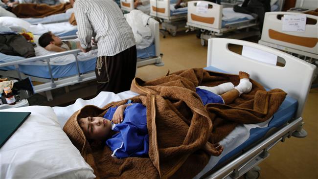 Iraqi civilians who were injured during the conflict between government forces and Daesh (ISIL) terrorist group in Mosul are treated by medics at a trauma field hospital on March 29, 2017. (Photo by AFP)