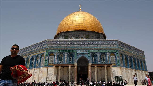 Palestinian worshipers are seen near the Dome of the Rock shrine at the Al-Aqsa Mosque compound, in the Old City of Jerusalem al-Quds, before Friday prayers, April 21, 2017. (Photo by AFP)