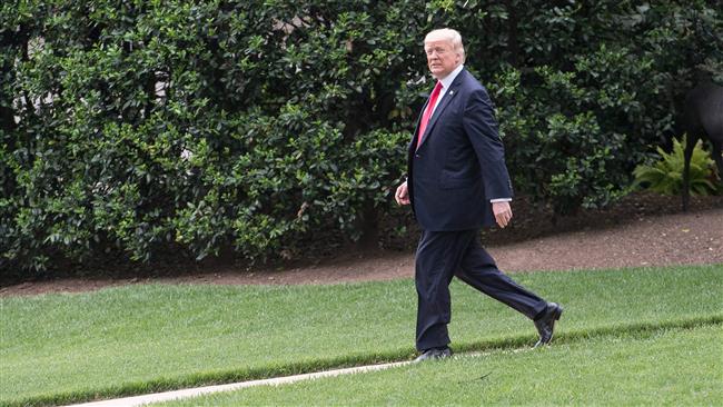 US President Donald Trump departs the White House for Harrisburg, Pennsylvania, to hold a rally on the 100th day of his presidency on April 29, 2017. (Photo by AFP)