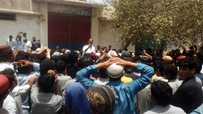 Pakistani people gather outside a police station during a protest against a Hindu man accused of blasphemy, in southwest Pakistan, May 4, 2017. (Photo by AFP)
