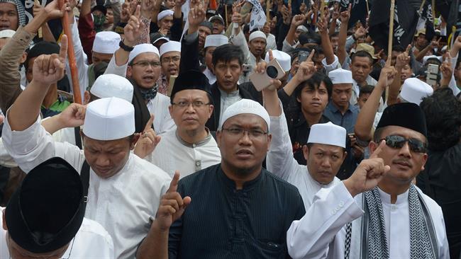 Indonesian protesters from the Hizb ut-Tahrir Indonesia holding a demonstration at the National Monument in Jakarta. (Photo by AFP)