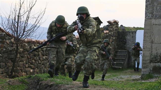 Turkish army soldiers run to their fighting positions during exercises, at a military outpost near the town of Kilis on March 2, 2017. (Photo by AP)