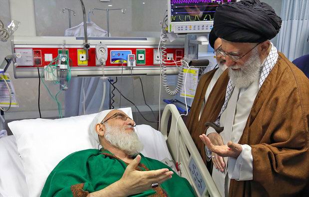 رہبر معظم انقلاب اسلامی نے آیت اللہ شاہرودی کی عیادت کی