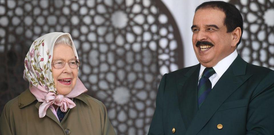 Bahraini King Hamad bin Isa Al Khalifa, laughs as he stands with Britain’s Queen Elizabeth II as they attend the Royal Windsor Horse Show, May 12, 2017 (AP).