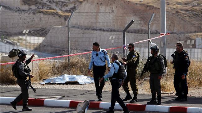 Israeli forces stand next to the body of a Palestinian who was shot dead after reportedly carrying out a stabbing attack on Israeli police in the Abu Dis area, in Tel Aviv-occupied West Bank near Jerusalem al-Quds, on May 22, 2017. (Photo by AFP)