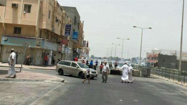 Protesters block streets leading to a US base in Bahrain after raids on Diraz on May 23, 2017. (Photos via Bahrain Mirror)
