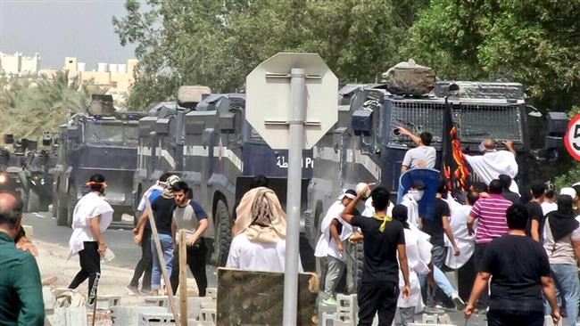Bahraini anti-regime protesters in Diraz, Shia cleric Sheikh Isa Qassim