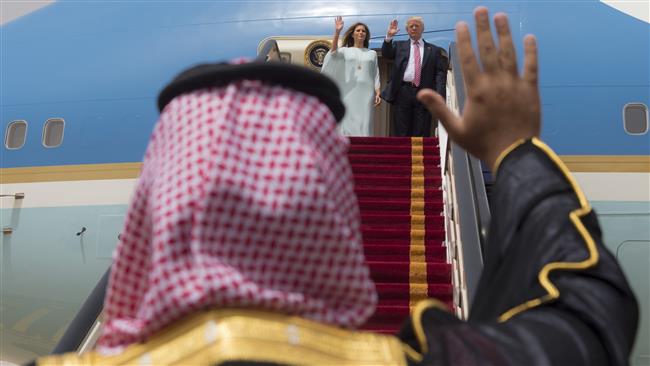 US President Donald Trump (background R) and First Lady Melania Trump waving as they board Air Force One before leaving Riyadh to Israel, May 22, 2017. (Photo by AFP)