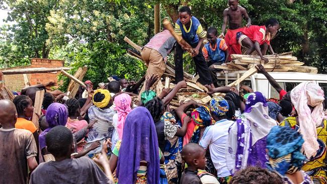 Volunteers distribute fire wood among Central African internal-displaced people in the southeastern city of Bangassou on May 26, 2017. (Photo by AFP)