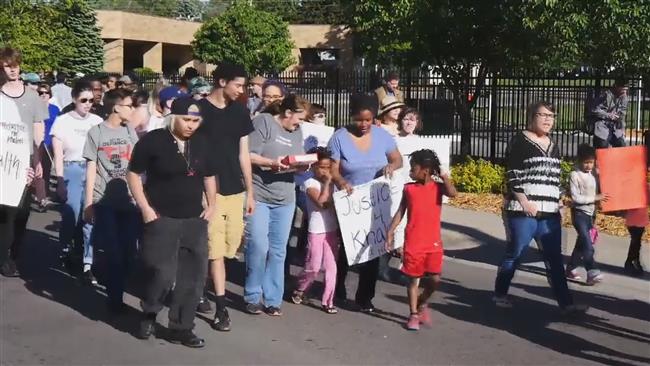 A group of protestors rally in a Minneapolis suburb to denounce the police shooting of an 18-year-old African American, June 1, 2017. (photo by AFP)