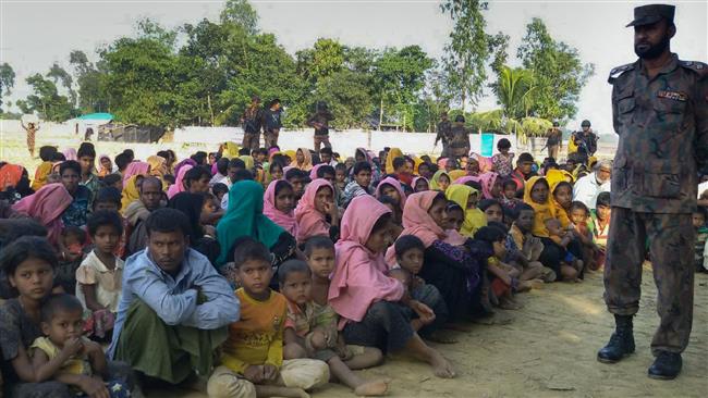 Rohingya Muslims from Myanmar who tried to cross the Naf River into Bangladesh to escape sectarian violence are kept under watch by Bangladeshi security officials in Teknaf on December 25, 2016. (Photo by AFP)