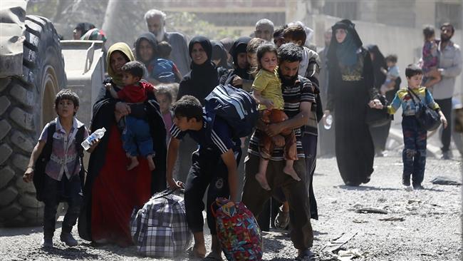 Iraqis leave the Zanjili neighborhood in west Mosul during battles between Iraqi forces and Daesh terrorists, June 3, 2017. (Photo by AFP)