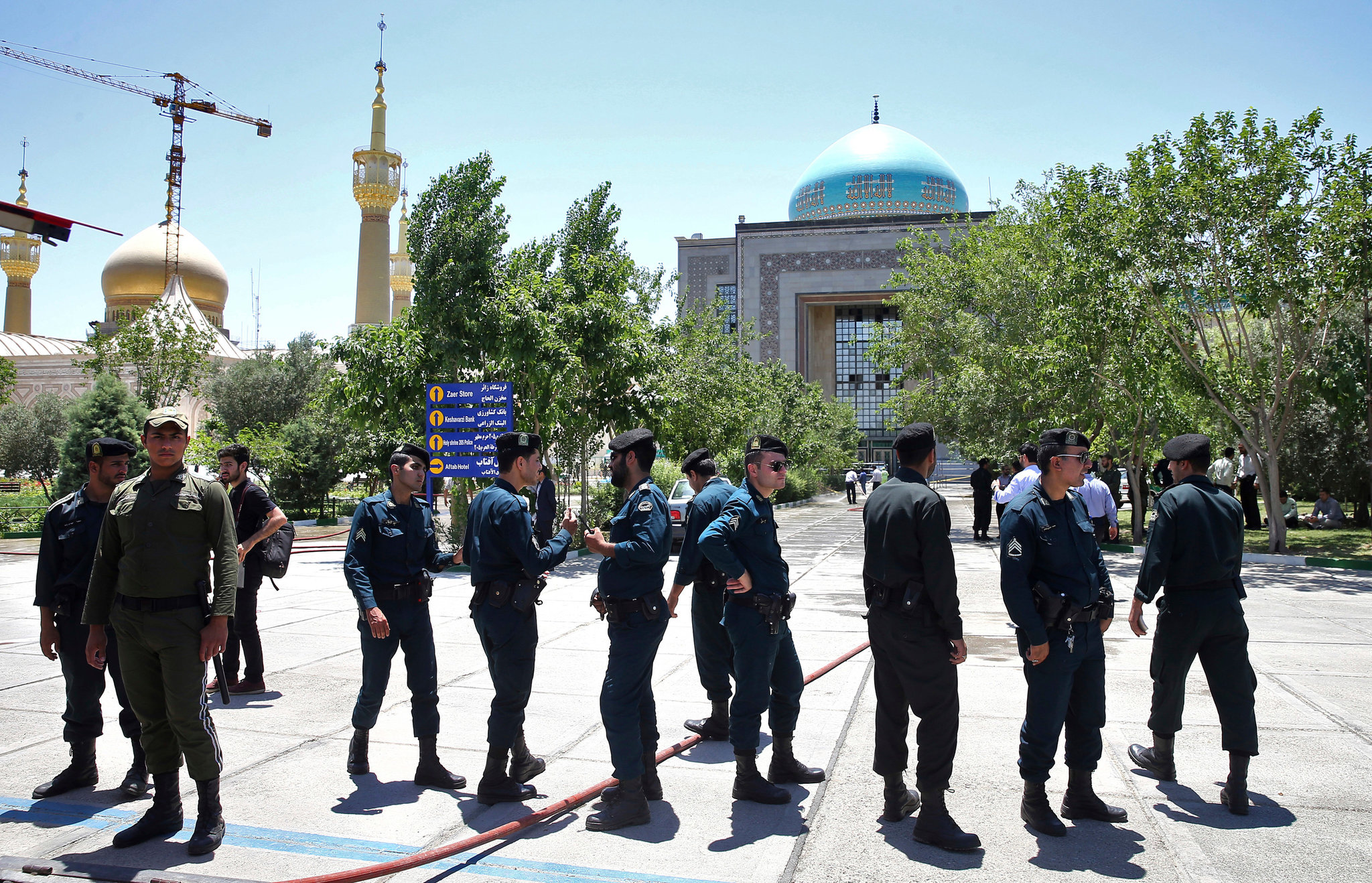 نیروهای امنیتی ایران در حرم امام خمینی 