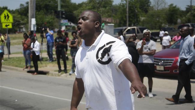 Tim Borrens yells at police after a man was fatally shot, Friday, June 9, 2017 in Tulsa, Oklahoma. (AP photo)