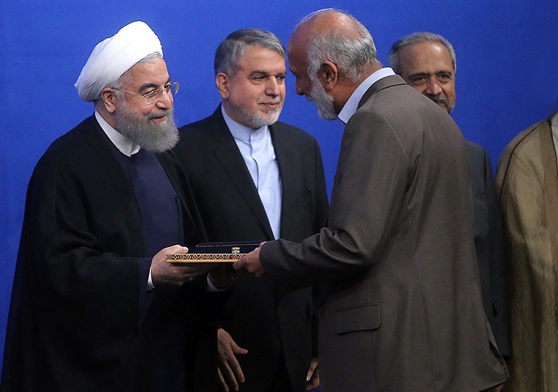 تكريم ۱۱ خادماً للقرآن في إیران بحضور رئيس الجمهورية روحاني