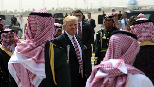 US President Donald Trump (C) makes his way to board Air Force One in Riyadh, May 22, 2017. (Photo by AFP)