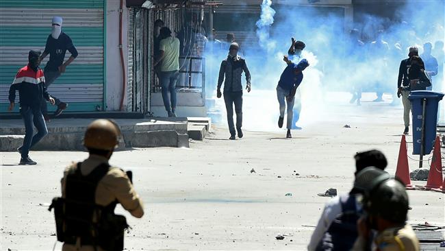 Security forces crack down on protestors in Indian-controlled Kashmir on June 16, 2017. (Photo by AFP)