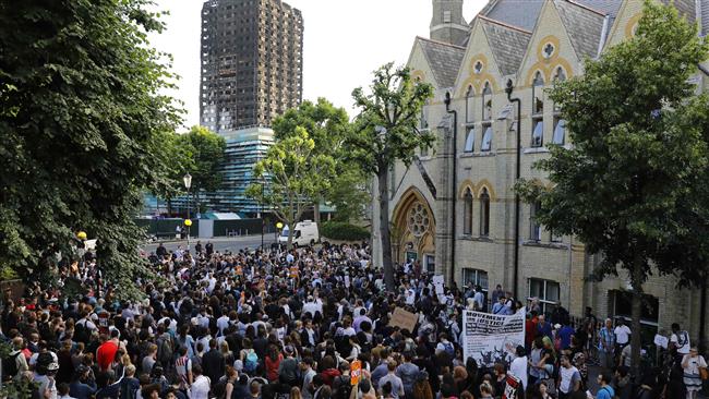Protesters demand "justice" as they protest at Notting Hill Methodist Church after marching back from Kensington Town Hall in west London on June 16, 2017. (Photo by AFP)